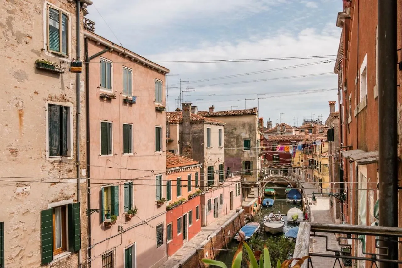 The Venetian Canal View Venise